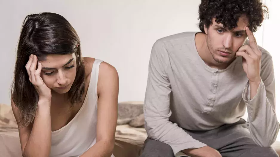 “Po letech manželství mi muž přiznal, že je bisexuál. Cítím se zrazená, ale zároveň ho nechci ztratit,” neví si rady Alena