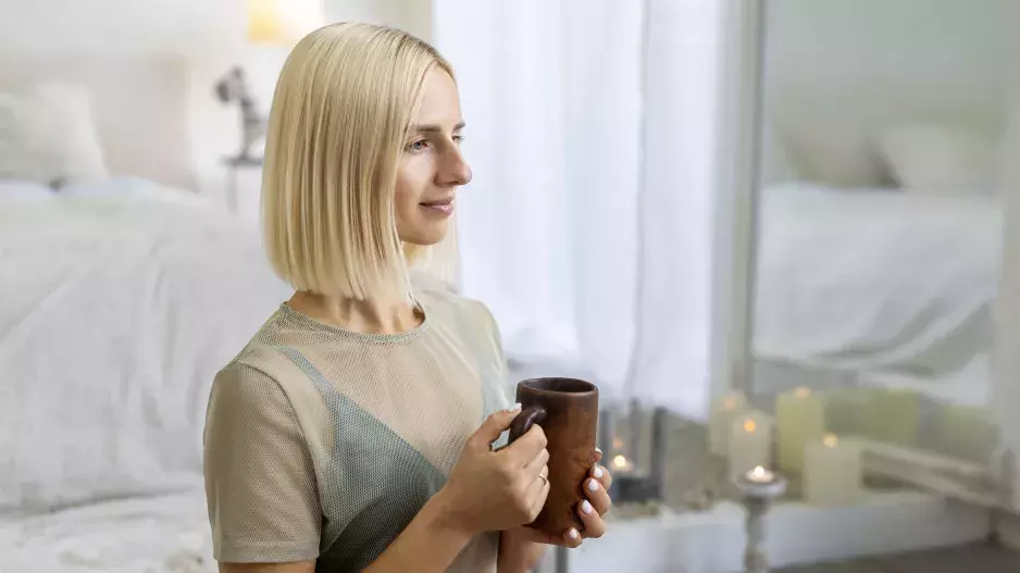 Ložnice podle Feng Shui: Vyhněte se zrcadlu naproti posteli, omezte množství knih i rostlin. Jak si vytvořit klidné místo na spaní?