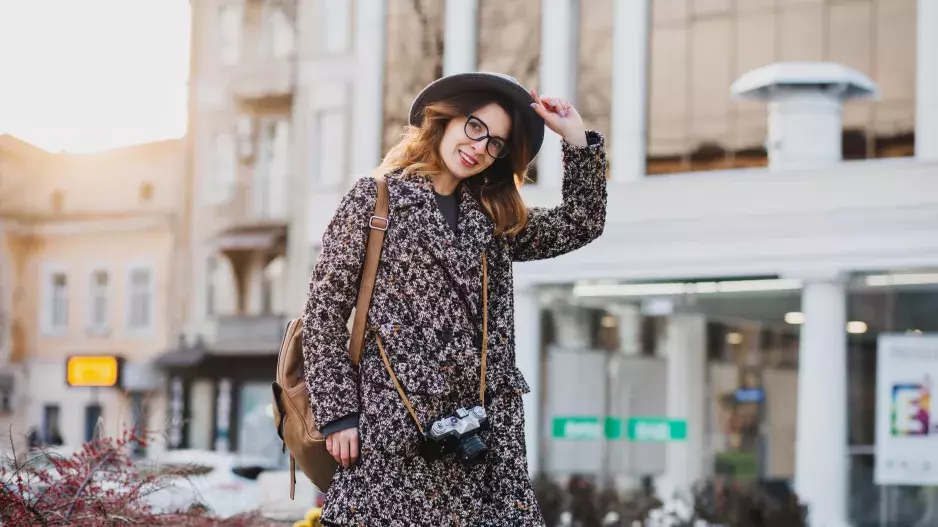 Podzim ve stylu Londýňanek. Milují dlouhé šaty, oblékají k nim tyto svetry a doplňky