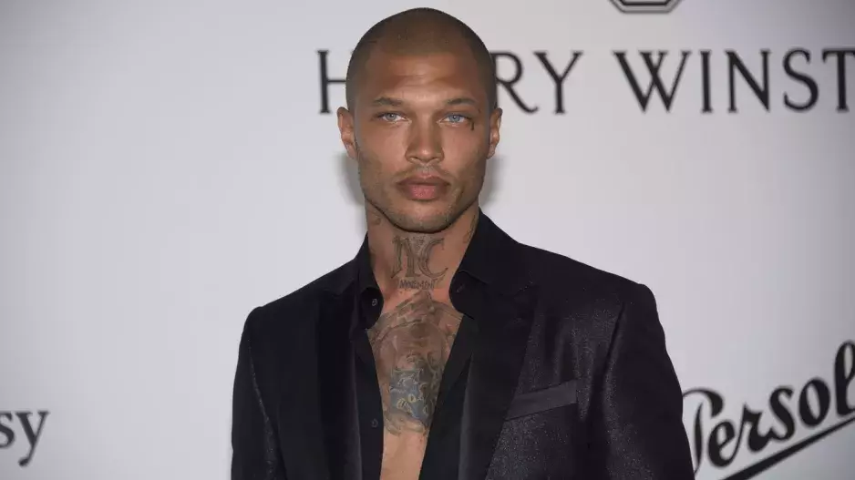 Nejkrásnější zločinec světa: Jeremy Meeks byl členem gangu a skončil ve vězení, přesto se stal idolem. Temná minulost mu pomohla ke slávě