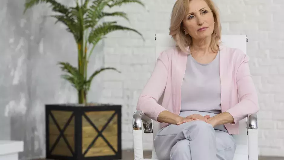 “Maminka už potřebuje stálou péči. Mám ji dát do domova, nebo si ji vzít k sobě?” Paní Erika si neví rady