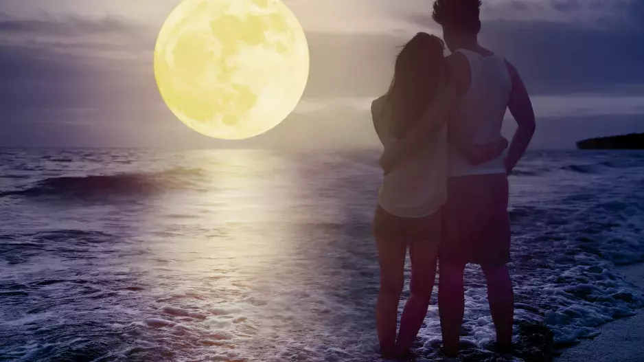 Srpen pod vlivem úplňku: Srpnový úplněk ovlivní emoce, zdraví i ženskou energii. Nepevné vztahy se otřesou v základech