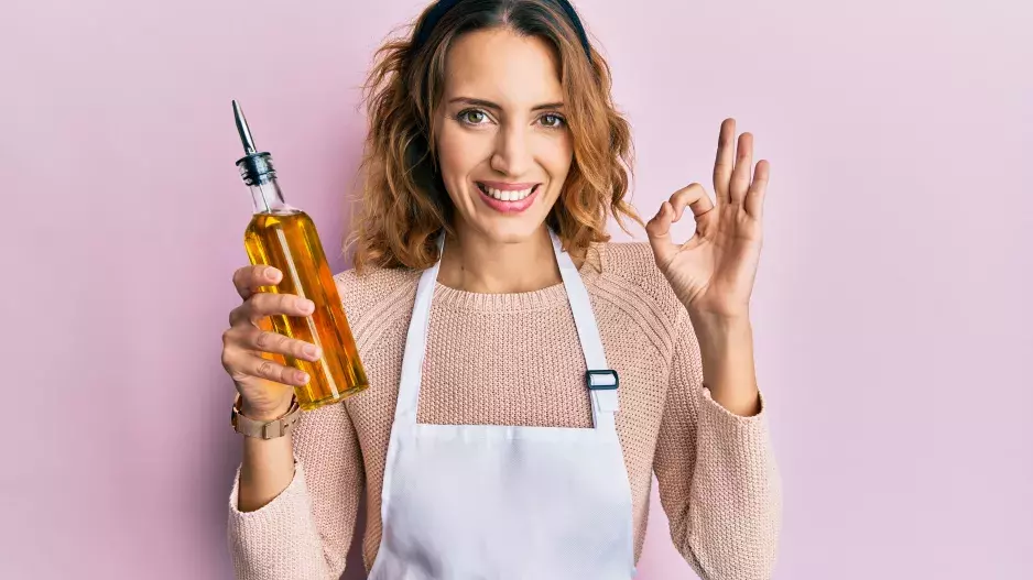 Řepkový olej je král. Ale který olej patří na vaření, smažení nebo do salátu, a jak poznat nebezpečný tuk? 