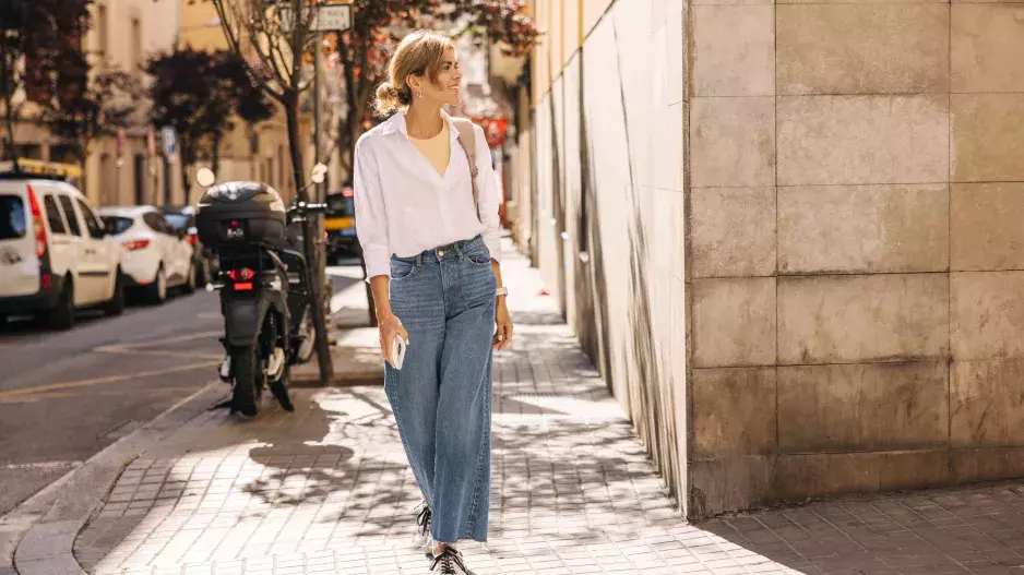 Trendy džíny podzimu 2025: Vedou široké nohavice, znovu se objeví i jeden kontroverzní styl