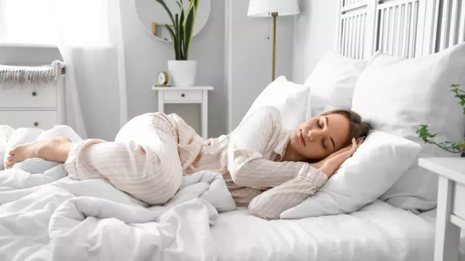 Může spaní na boku deformovat vaši tvář? Zejména po 40 se zamyslete nad postelovými zvyky, ať si nepřiděláte vrásky