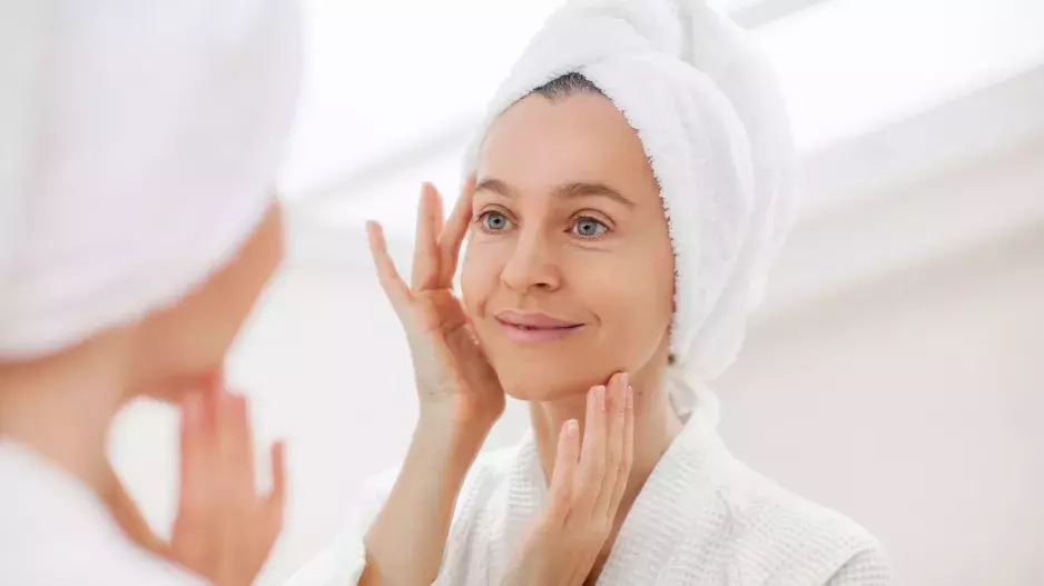 5 kroků, díky kterým dostanete pleť po létě zpět do formy: Hydratace je stěžejní. A ještě jedna věc