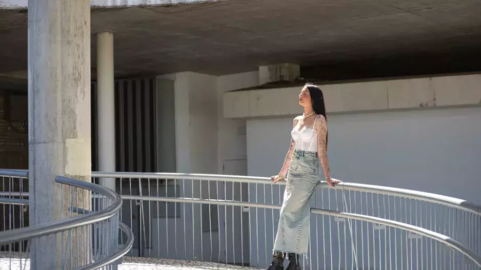 Dlouhé džínové maxi sukně se opět vrací na scénu. Představily je i značky zvučných jmen. Jak je nosit i po 50, aby zakryly, co mají?