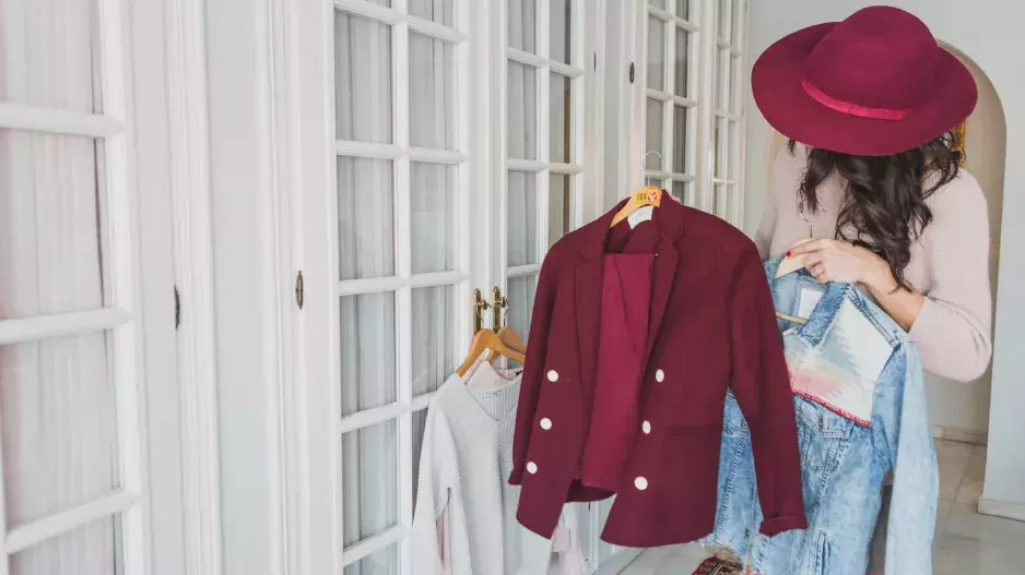 Zářivá, ale ne křiklavá: Jak nosit výrazné barvy jako Italky i po padesátce