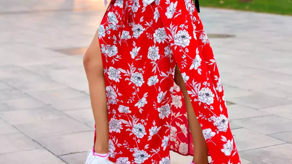 Maxi sukně a tenisky: Ideální kombinace na babí léto, ve které spolehlivě omládnete