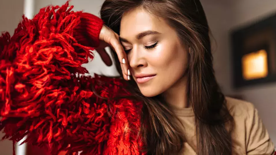 Latte make-up jako podzimní trend v líčení: Hřejivé tóny spolehlivě rozjasní i zralou pleť