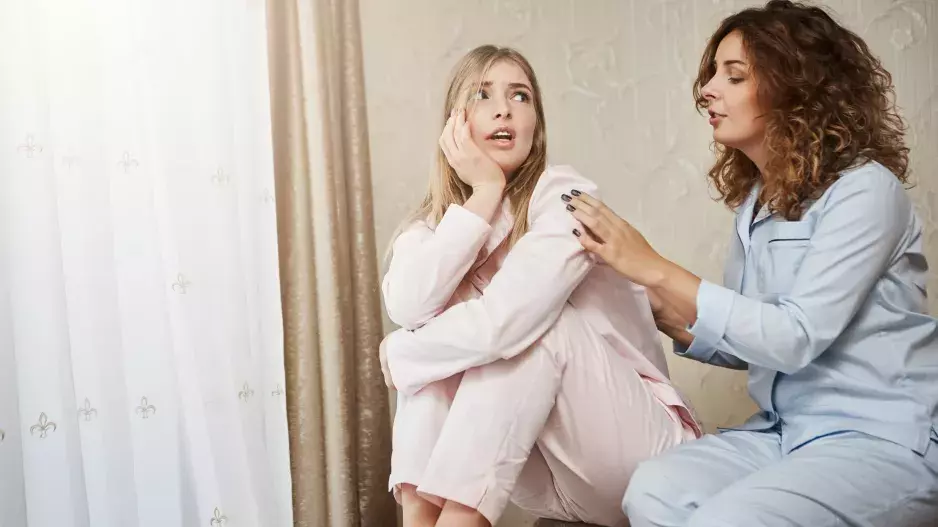 „Dcera se mnou přestala mluvit. Prý jsem ji dusila, ale já jsem jen chtěla být dobrou mámou,” píše se slzami v očích Hana