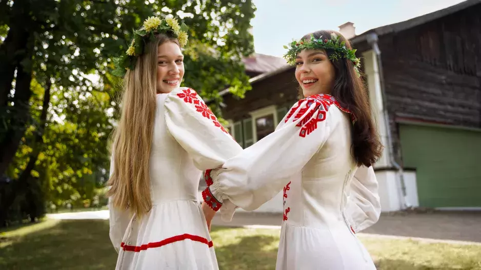 Dožínky podle tradic našich předků: Původní význam pletení věnců z obilí, věštění budoucnosti i radostného hodování je zapomenutý