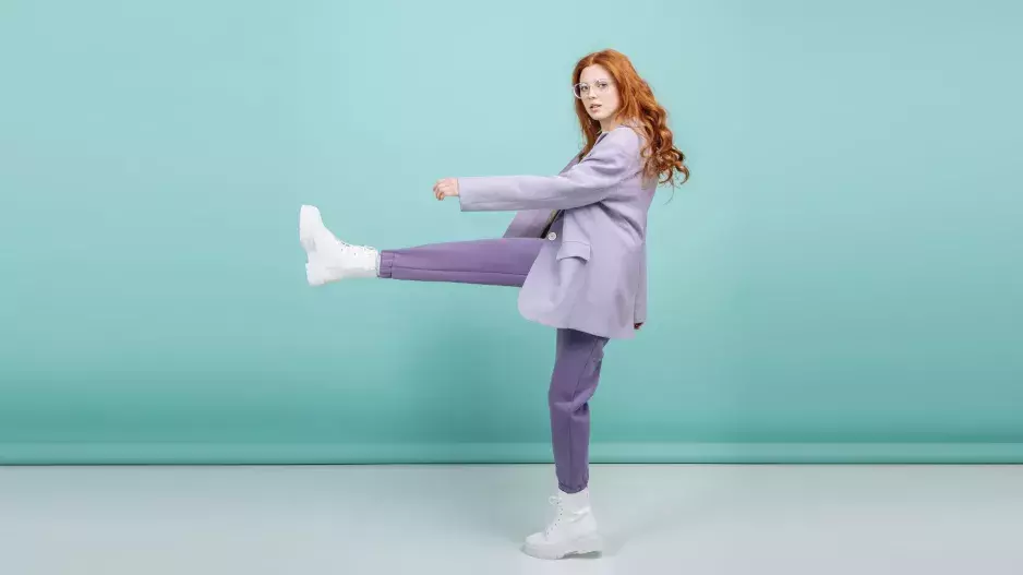 Nepatří k nejoblíbenějším barvám, ale ovládne podzim 2025. Sametová saka, šaty nebo obyčejné tričko v odstínech této barvy