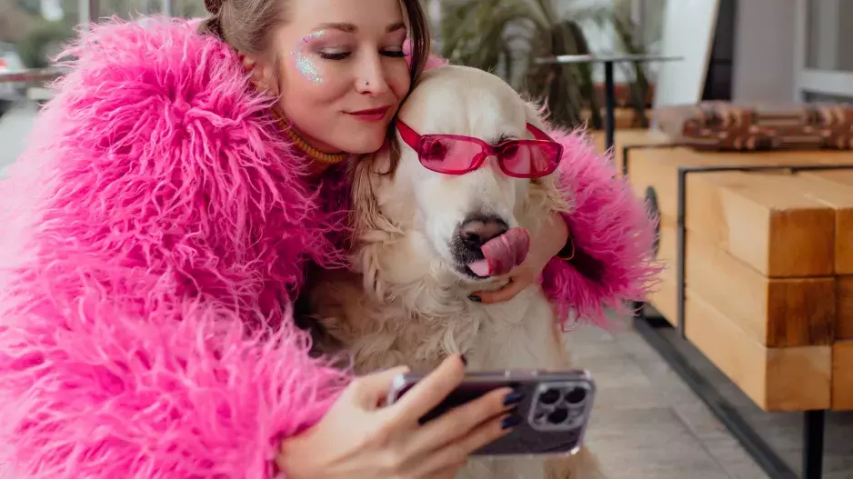 Flirtování s kožešinou: Jak kousek chlupaté kožešiny ozvláštní celý váš outfit