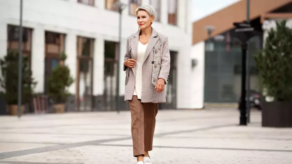 Po čtyřicítce rozhodně sáhněte po tomto kabátu. Je vrcholem elegance a skryje, co má