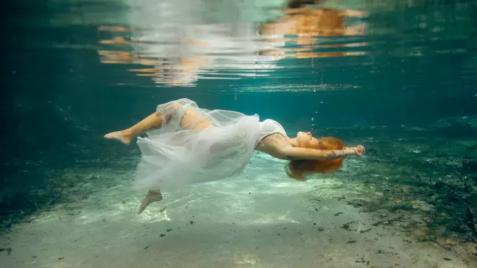 Odhalte se. Podzim 2025 přeje průsvitným látkám a tělové barvě oblečení