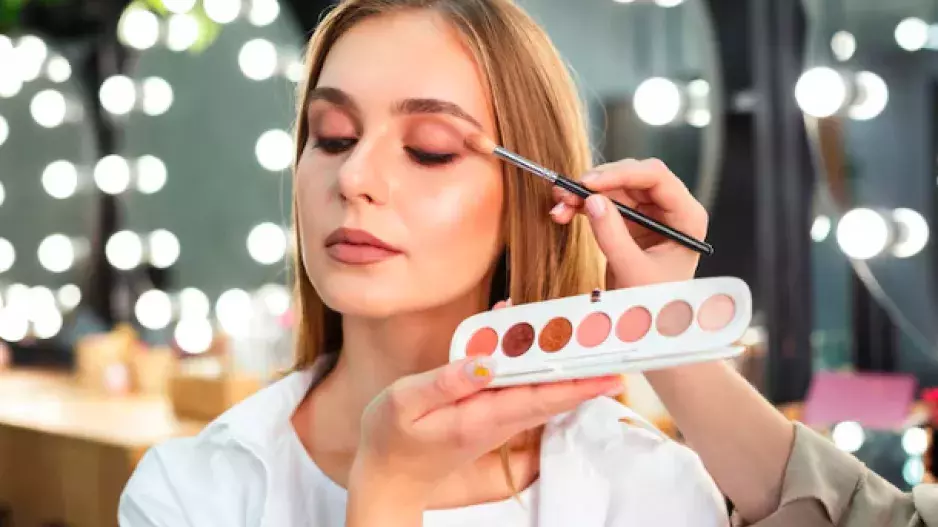 Make-up, který dýchá: Pro náročnou pleť po 50 zvolte raději jinou texturu a péči, radí odbornice
