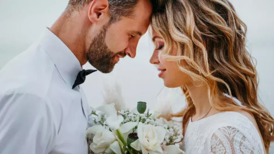 "Můj manžel si po 50 letech manželství našel přítele. Dnes žijeme ve třech," svěřila se nám Olina (70)