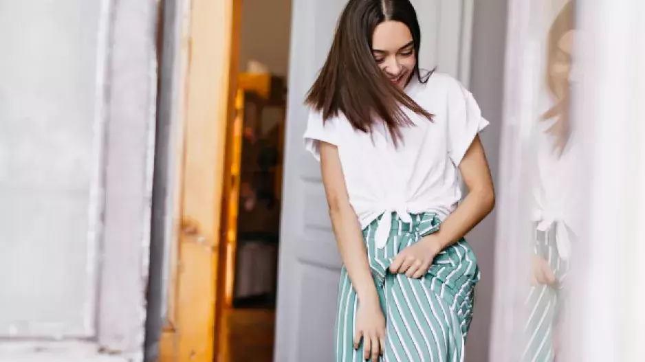 Upnutým kouskům odzvonilo. Trendem podzimu 2025 je tento typ sukně 