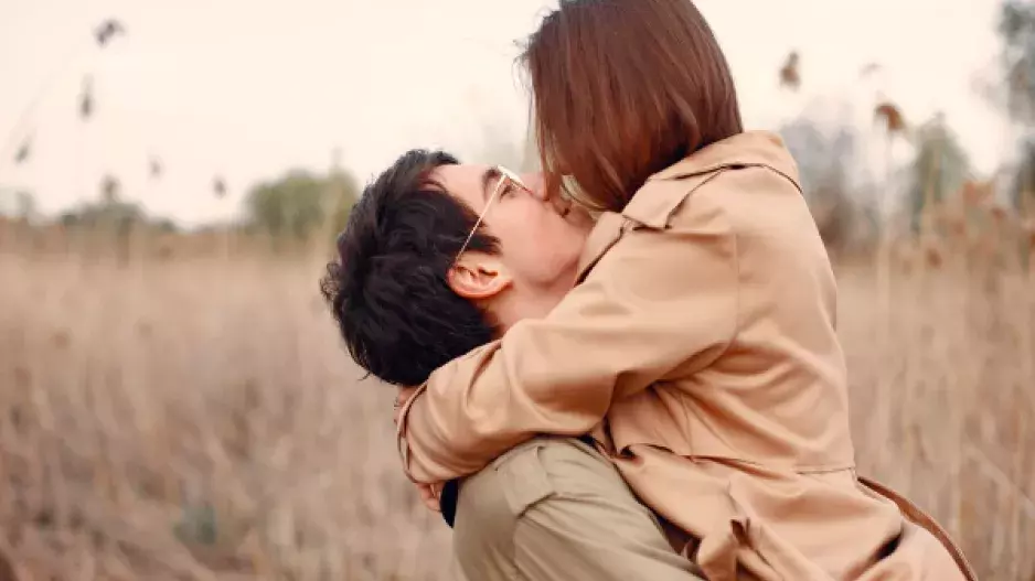 "Miluji manžela své matky. Žije s námi 5 let a já nevím, co dělat," svěřila se Monika