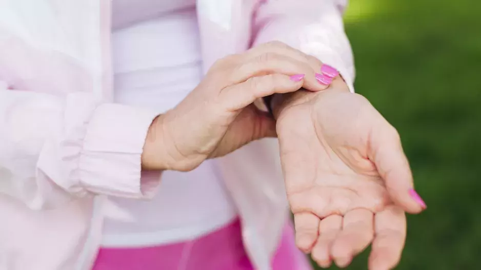 Znáte nepříjemnou a spalující bolest rukou? Syndrom karpálního tunelu zmírní cviky