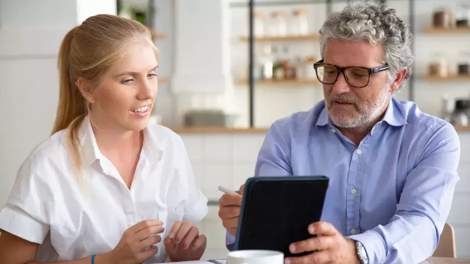 "Miluji svého šéfa. Je starý a ošklivý, ale jeho charisma je mocné," svěřila se Aneta