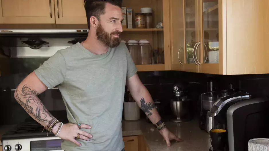 Chcete, aby doma víc vařil? Zařiďte mu "chlapskou kuchyň", kde praktičnost a technologie vítězí nad dekoracemi