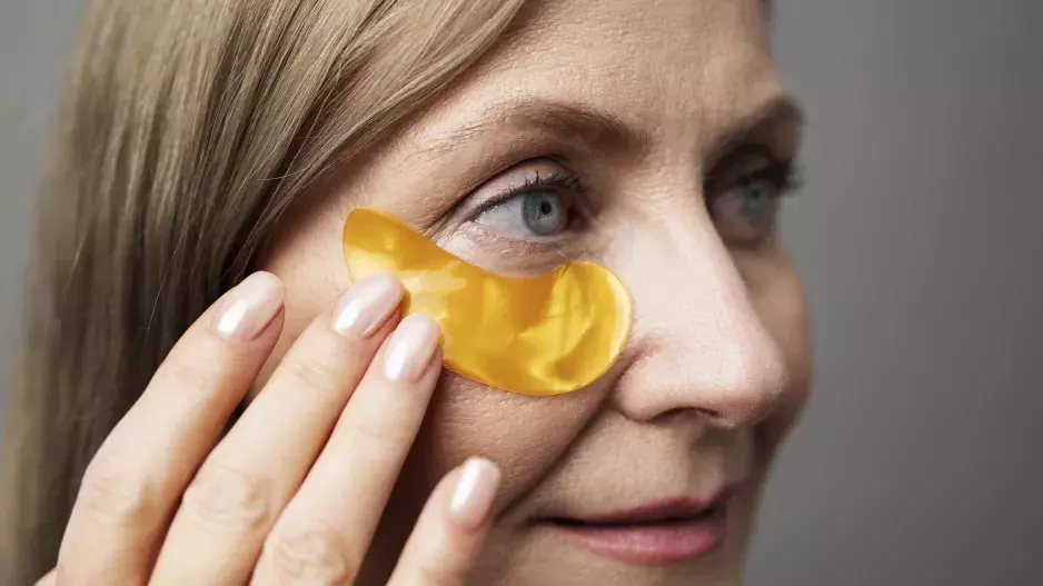 Vyzkoušejte oční náplasti: Chladí i vypínají, mohou vám ubrat i několik let. Ty neúčinnější najdete v galerii