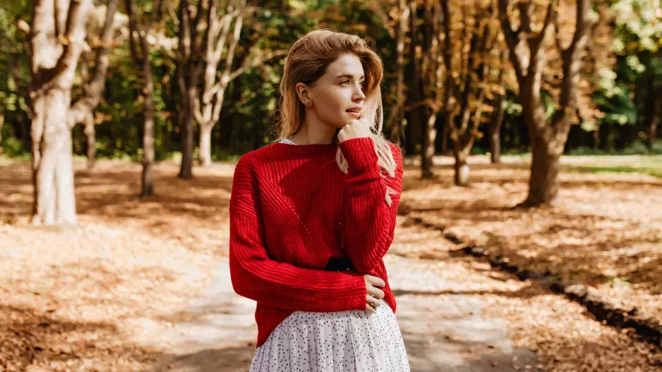 Na upnutou módu zapomeňte. Toto jsou nejkrásnější svetry do 600 Kč, bez kterých se neobejdete