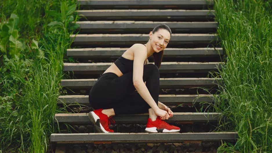 Štíhlejší stehna na počkání. Tři cviky a trojice pomůcek, které vám vykouzlí dokonalé nohy