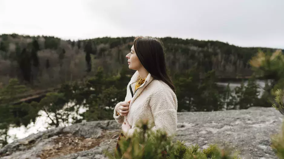 Flísová mikina zažívá upgrade, rozhodně už nepatří na chatu. Jak ji nosit stylově?