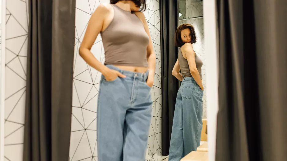 Tmavé, seprané a dlouhé až na zem: Trendy džínů podle Skandinávek dokáží zeštíhlet nohy