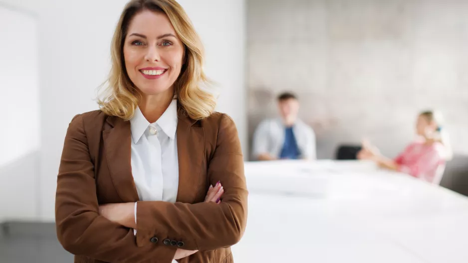 Hnědé sako jako kousek vašeho podzimního šatníku. Kromě čokoládově hnědé se bude nosit také v oříškové