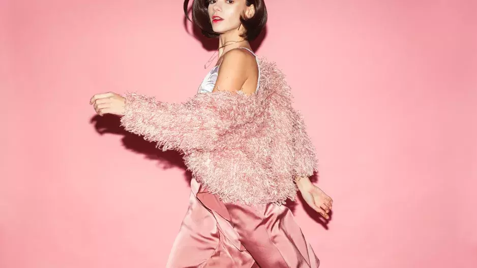 Nová černá má veselé odstíny. Podzim 2025 je o zelené, růžové nebo pískově hnědé