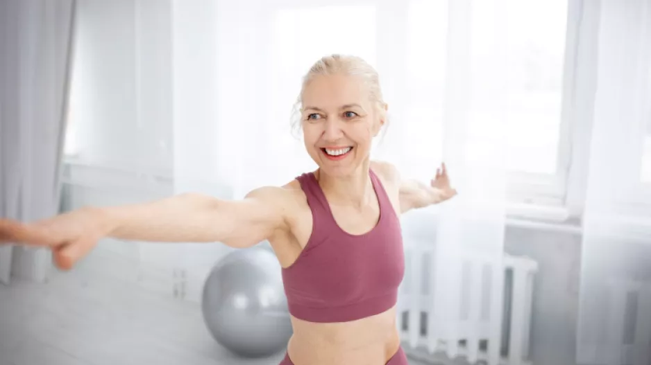 Cvičení pro pevný střed těla: Vyzkoušejte tři snadné cviky na břicho bez lehu na zemi