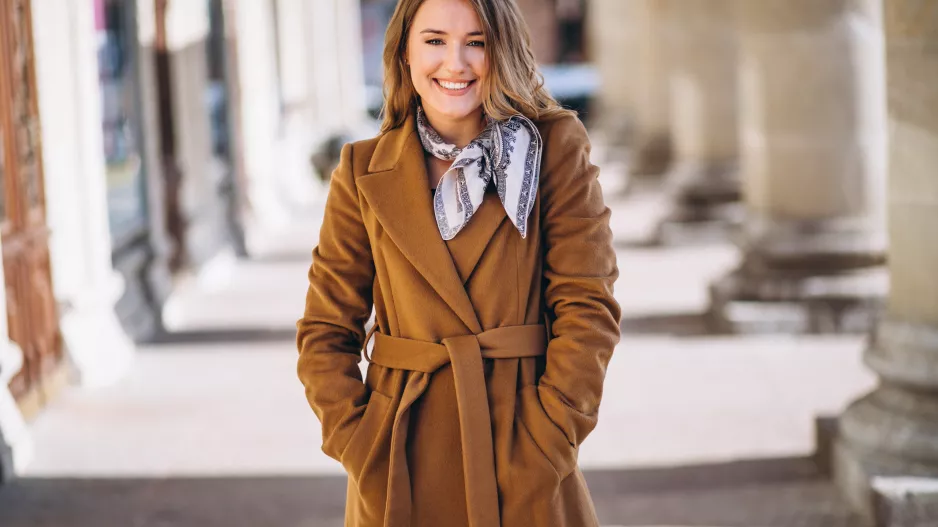  Kabátová sezóna 2025: Jaký střih a barvu zvolit, aby podtrhl váš styl i po padesátce