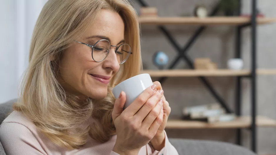 Vyzkoušejte léčivé čaje skvělé pro ženy po 50: Máta je na trávení, heřmánek na bolest
