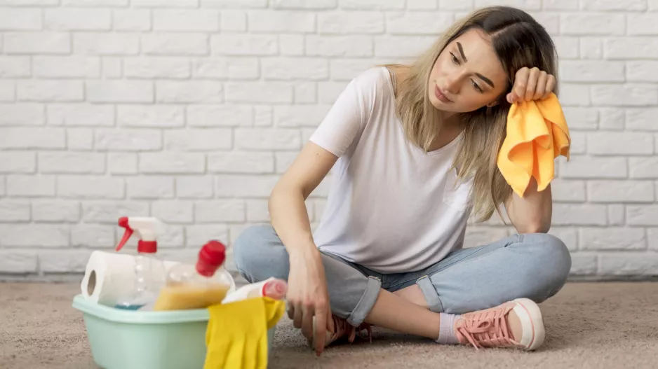 „Můj muž mi zakazuje pracovat, prý mám být doma a starat se o něj,“ je smutná Sára