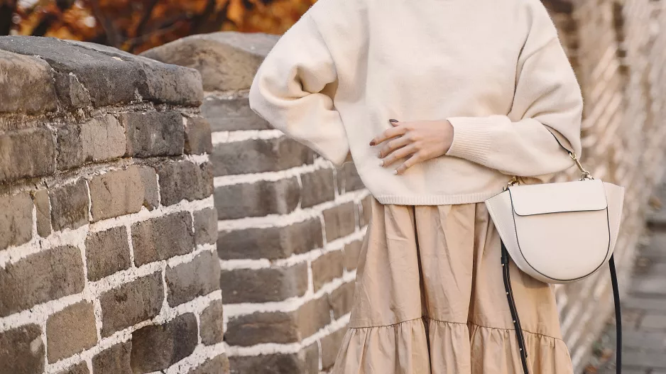 Sezóna dlouhých sukní je tu: Toto jsou nejnovější trendy kombinace pro ženy nad 50