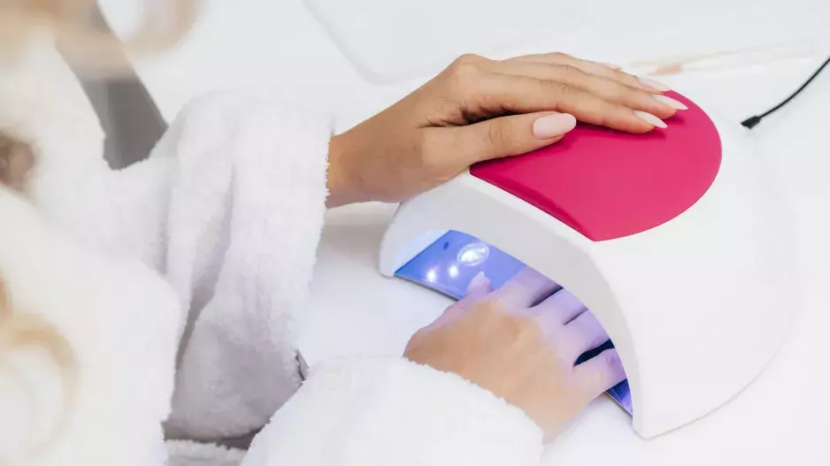 Chodíte na nehty do salonu?  Zhoubný melanom může způsobit UV lampa