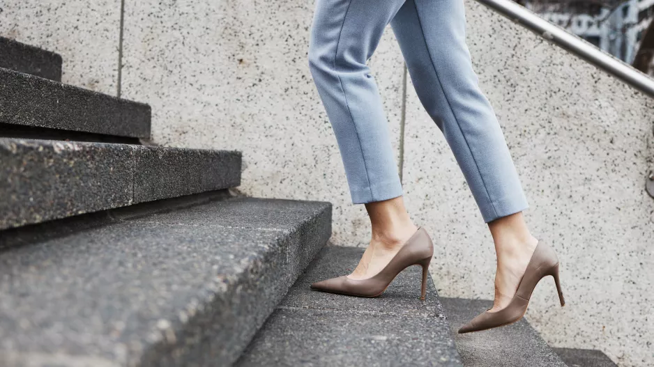 Na klasické lodičky zapomeňte: Teplé dny podzimu 2025 sázejí na ostré linie a lesklé textury