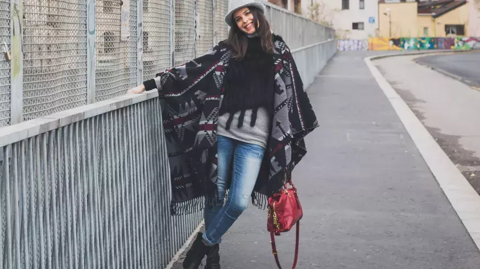 Doplňkem sezóny jsou letos nejen šály, ale i tento skvělý svrchní oděv. Zamilujete si ho