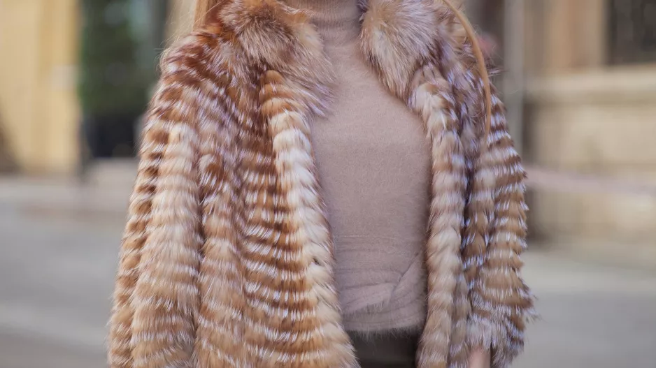 Ani svetr, ani obyčejné tričko: Nové podzimní kousky z jednoho materiálu, který si zamilujete, jsme vybrali pro vás