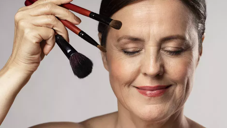 Podzimní líčení pro ženy nad 50: Vyhněte se ponurým tónům a přidejte jas