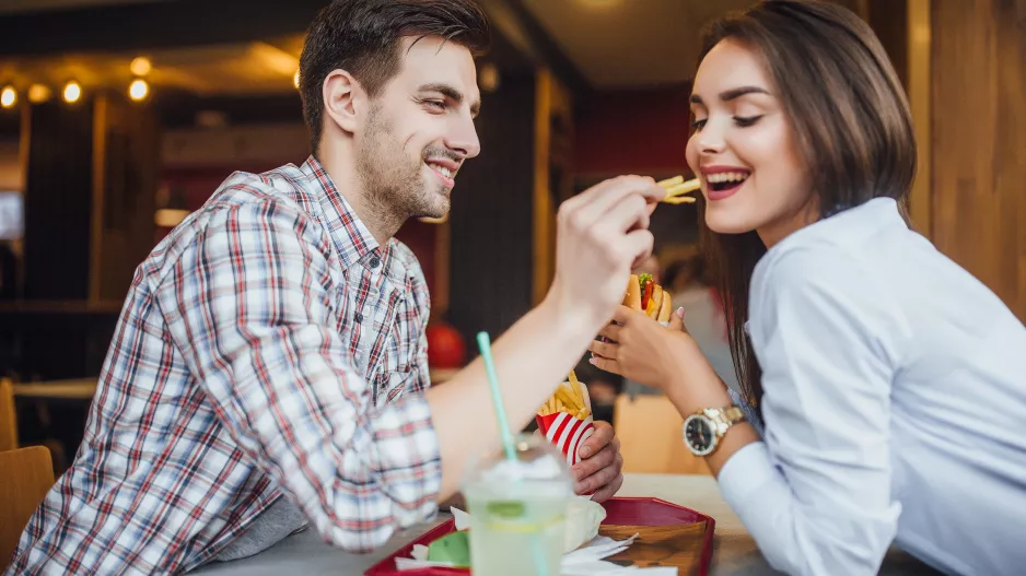 Mezi nejvíce karcinogenní potraviny patří i ty Čechy milované. Varuje před nimi Světová zdravotnická organizace