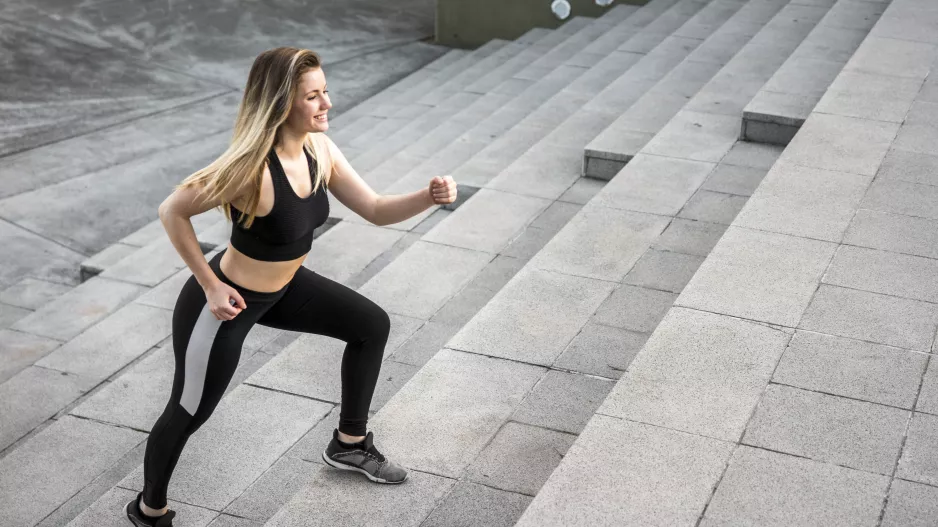 Získejte zadek snů díky chůzi do schodů. Chůzí po špičkách vypracujete stehna, po patách hýždě, radí trenérka