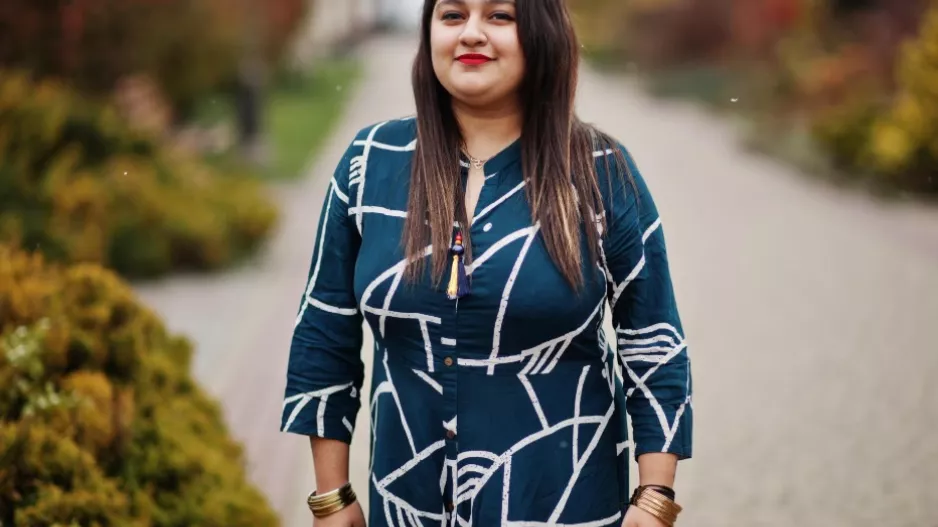 Máte oblé křivky? Těchto 5 módních kousků vám sedne. Zavinovací šaty umí zázraky