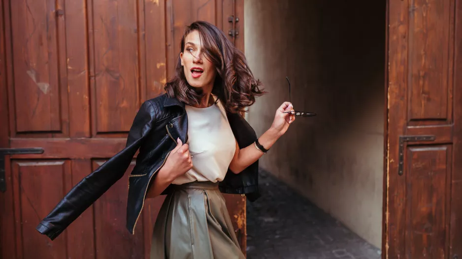 Trendem podzimu 2025 nejsou jen koženkové kalhoty. Tento materiál opticky zeštíhluje a působí upraveně