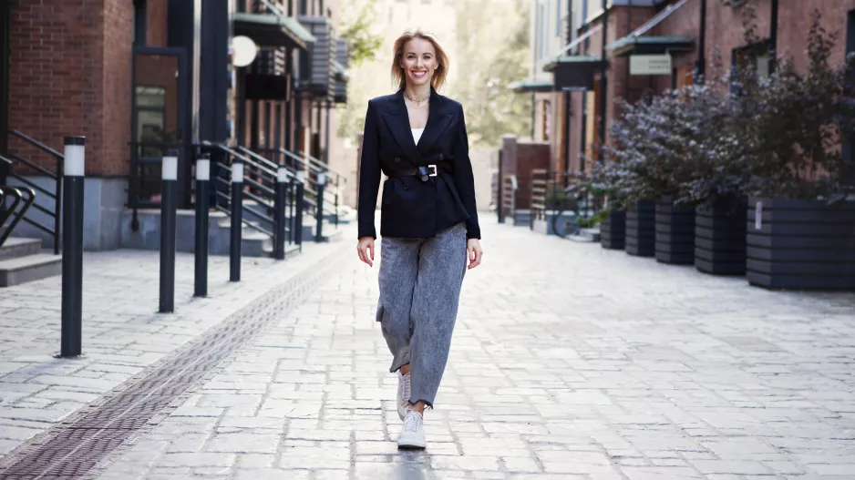 Balónové džíny vás překvapí. Oblečte je k teniskám, lodičkám i kozačkám, klidně i po 50