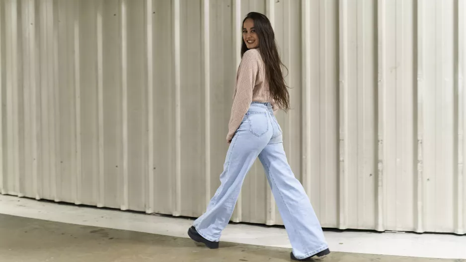 Uvolněte se. Volné džíny jako trend zimních měsíců 25/26. Nosit se budou ve všech barvách